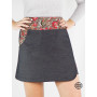 jupe moyenne taille haute en jean noir uni, jupe avec poche, jupe femme, jupe jean noir boutonnée devant, ceinture imprimée
