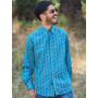 homme souriante avec une chemise décontractée bleue a manche longue de la marque pacap grossiste detaile de chemises en ligne