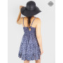femme en robe courte dos nu sans manches, robe à volants, robe de plage
