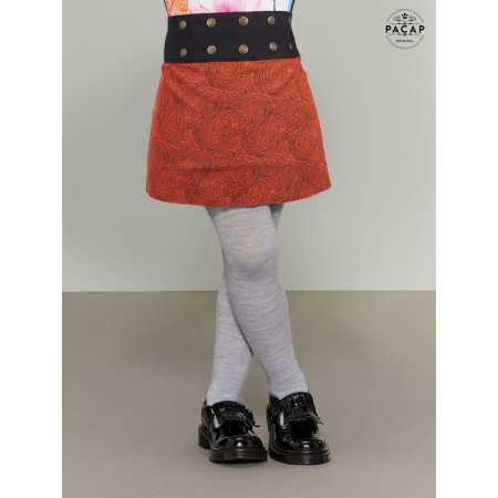 jupe fille rouge à motif abtrait noir avec collant, jupe coton , jupe à boutons, jupe portefeuille enveloppante