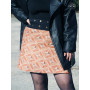 Tenue femme jupe marron imprimé portefeuille evasée ceinture noire bouton pression veste en cuir