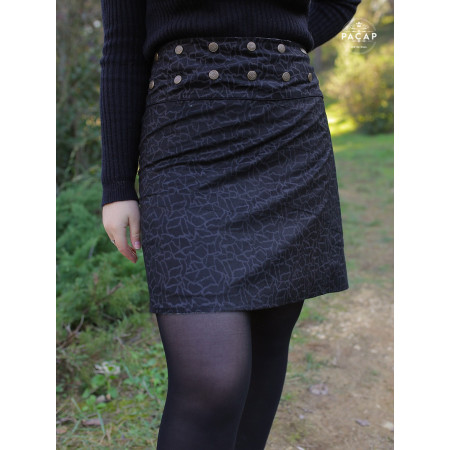 jupe noire chic et elegante en velours brillant téxturé , ceinture large bouton pression taille unique femme