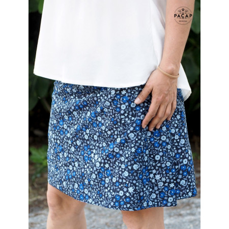 jupe bleue motif liberty ceinture large noire boutonnée coupe trapèze