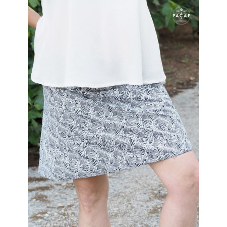 jupe portefeuille longueur genoux zebre motif animal noir et blanc réversible ceinture noire bouton pression