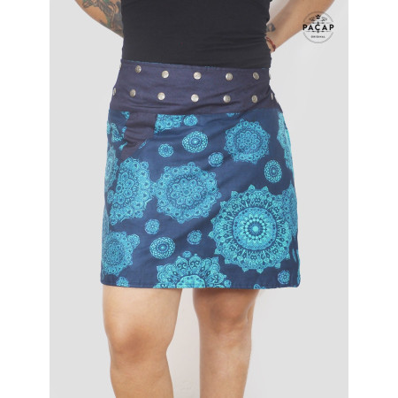 jupe bleue avec poche imprimé mandala ceinture a boutons pression coupe droite pour femme