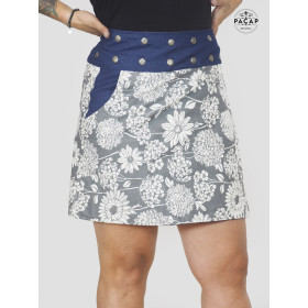 jupe grise grande taille a fleurs blanche avec poche en jeans et bouton pression