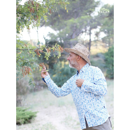 homme chapeaux de paille parc avec chemise bleue en viscose imprimé géometrique
