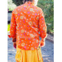 homme avec kilt jaune et chemise orange à fleurs look flashy décontractée