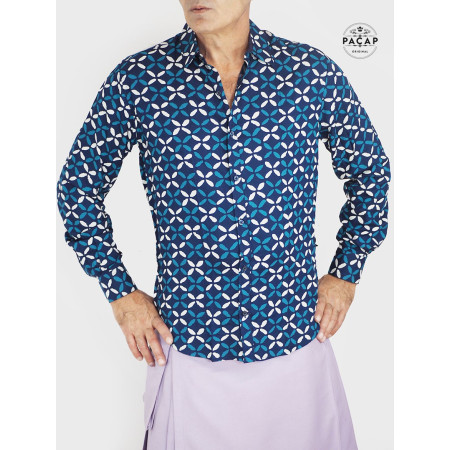 homme en kilt mauve avec chemise bleue marine imprimé géometrique, manche longue chemise décontractée