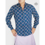 homme en kilt mauve avec chemise bleue marine imprimé géometrique, manche longue chemise décontractée