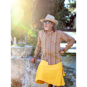 chemise marron rayée pour homme avec kilt jaune et chapeau de paille et lunette de soleil