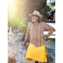 chemise marron rayée pour homme avec kilt jaune et chapeau de paille et lunette de soleil
