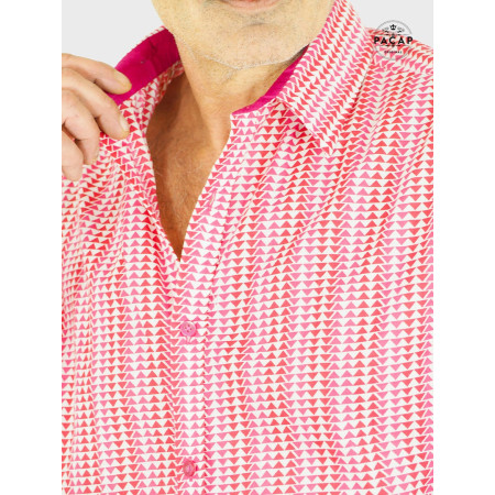 chemise blanche imprimée triangle rose et rouge homme a bouton rose et revers de col et poignets boutonnés