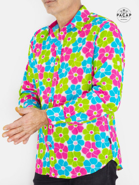 chemise hawaienne blanche a fleurs 5 petales rose bleue et verte en coton bouton colorée manche longue pour homme
