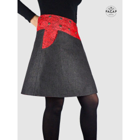 jupe genoux en jean noir avec poche coupe évasée fendue cinture rouge bouton pression poche intégrée