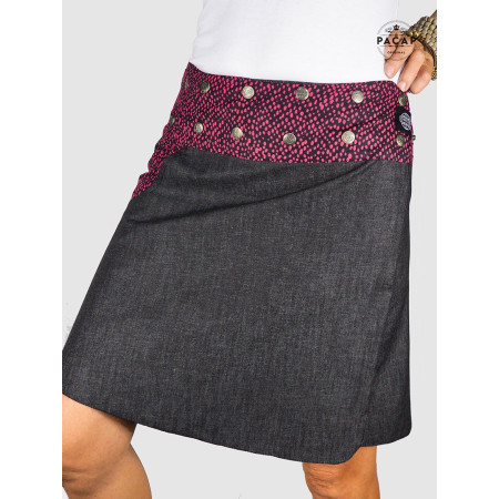jupe noire en jean imprimé pois points rouge grin de riz avec poche, jupe trapèze, jupe fendue, jupe à bouton
