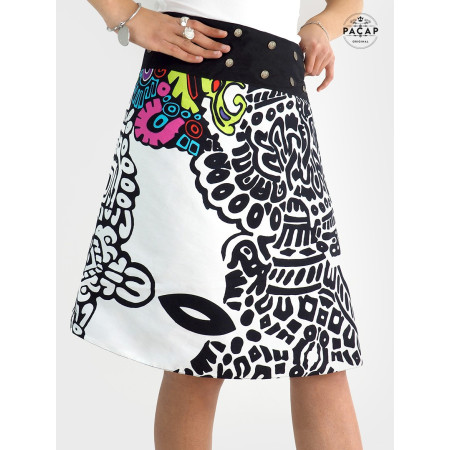 jupe longue portefeuille blanche en coton imprimé ethnique noire coupe évasée taille unique reglable