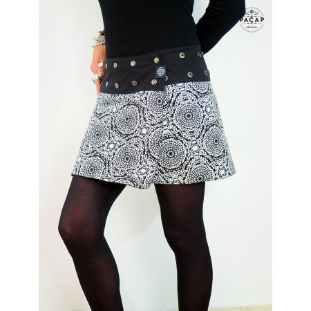 mini jupe courte noire trapèze, patineuse, wrap ,noire et blanche, mandala, ethnique, tribal, coton, bouton metal