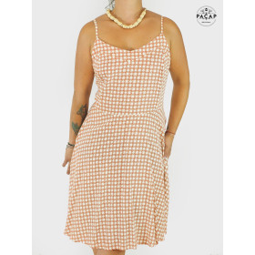 mini robe courte d'été sans manches coupe cintrée ventre, bas jupe évasée, robe taille elastique, col v, dos smocké