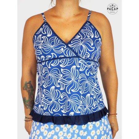 caraco bleu, t shirt sans manche femme, haut bleu a fleurs, top cache coeur de plage femme à volants