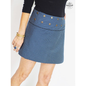 jupe bleue micro motif femme, passepoile reversible, bouton metal, mini jupe été courte portefeuille ceinture plate