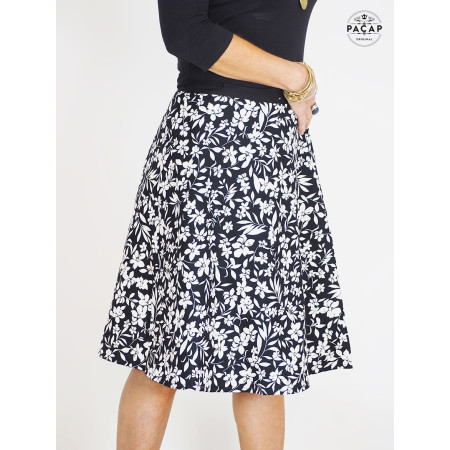 jupe portefeuille femme imprimé a fleurs noire et blanche, jupe été réversible a nouer, jupe wrap, jupe enveloppante