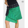 jupe verte, wrap portefeuille, enveloppante, boutonnée, ceinture noire, trapèze, fendue, asymetrique