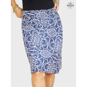 femme en jupe portefeuille droite imprimé a fleurs bleue taille haute, tenue été vacances