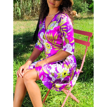 robe cache-coeur violette, robe florale, robe courte satinée, robe cache-coeur, robe portefeuille en soie