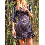 robe courte noire en soie, robe cache-coeur satinée, robe noire à fleurs, robe portefeuille femme, robe soie asymétrique