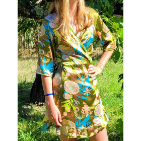 robe verte a fleurs ceinture a nouer, robe courte wrap, robe cache coeur satinée, robe portefeuille a volant, robe satin a nouer