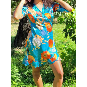Robe bleu ciel a fleurs, robe cache coeur bleue, robe asymetrique, robe manche mi-longue, robe satin bleu a nouer