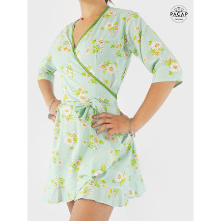 robe courte vert clair, robe femme fendue, robe été a volants, robe portefeuille cache-coeur fleurie