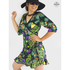 robe cache coeur soie noir, robe satin portefeuille motif paon plume, robe wrap à volants, robe fluide, robe satin noir paon