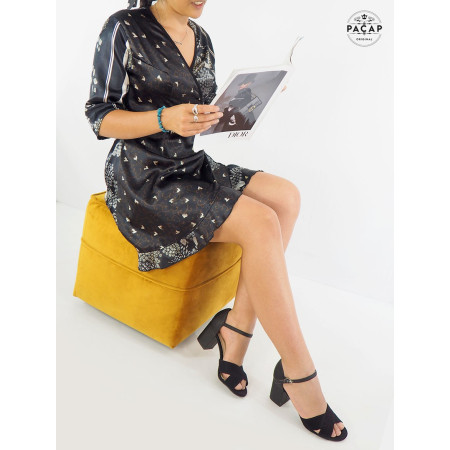 robe noire satinée femme, robe courte cache coeur en soie, robe asymetrique, robe fendue, robe portefeuille a fleurs