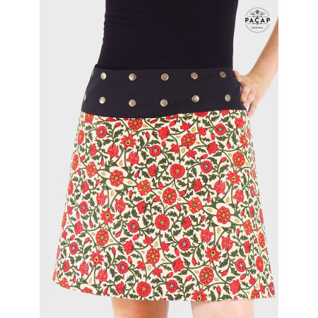 jupe creme boutonnée, jupe a fleurs rouge, jupe femme imprimée, jupe rouge, jupe beige, jupe florale, ceinture noire
