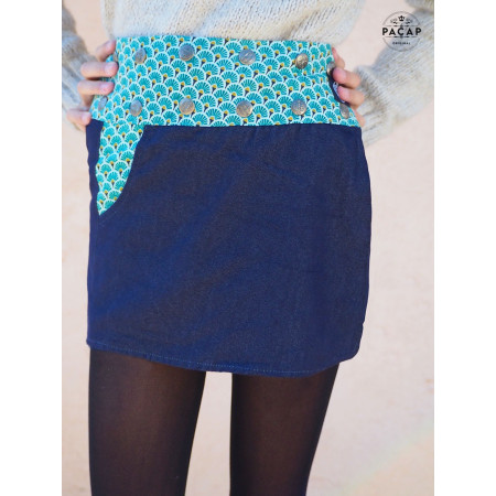 jupe jean bleu pour fille avec poche ceinture verte imprimée, jupe portefeuille, jupe wrap, jupe mi cuisses