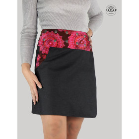 jupe jean noir avec poche ceinture à bouton pression motif rouge ethnique mandala