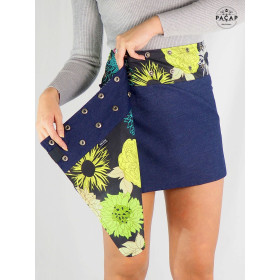 mini jupe portefeuille jean bleu réversible, jupe courte noire à fleurs vertes