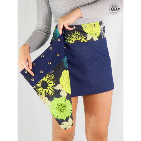 mini jupe portefeuille jean bleu réversible, jupe courte noire à fleurs vertes
