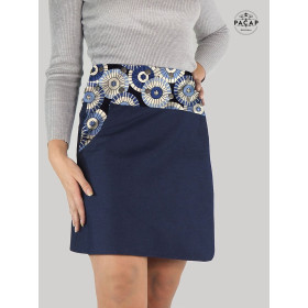 jupe portefeuille en jean bleu motif mandala pour femme coupe droite hauteur genoux poche et ceinture boutonnée devant