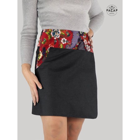 jupe jean noir grande taille, jupe femme ronde en jean à poche, jupe bouton pression xxl fleurs rouges