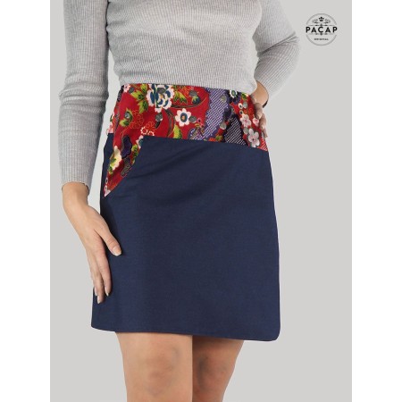 jupe jean bleu grande taille, jupe femme ronde en jean à poche, jupe bouton pression xxl fleurs rouges