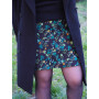 jupe noire en coton motif liberty vert, jupe a fleurs, jupe genoux portefeuille